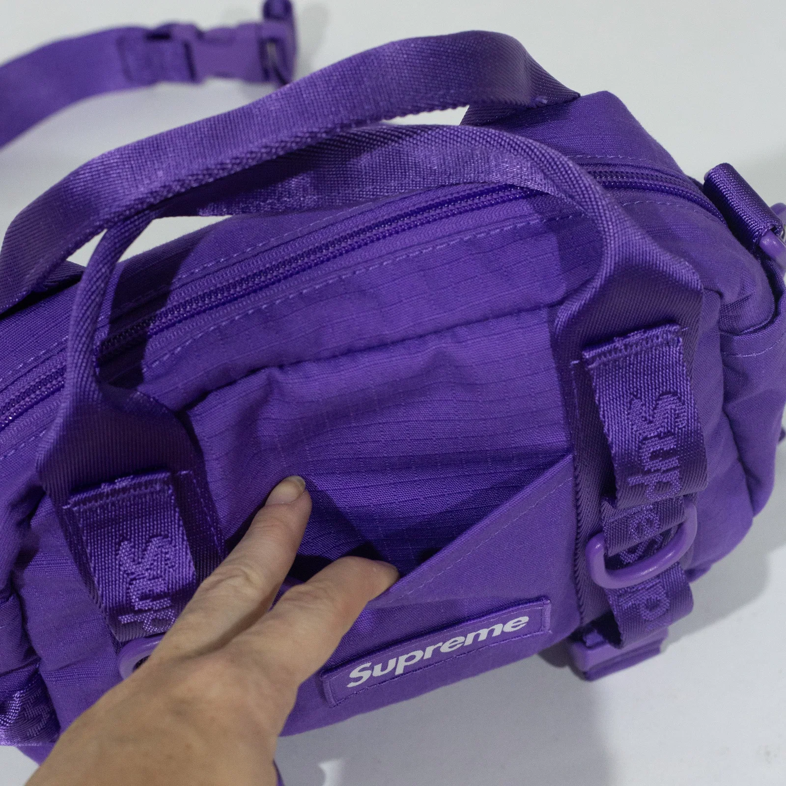 Mini Duffle Bag Supreme Cordura Roxa SS26 — foto 4