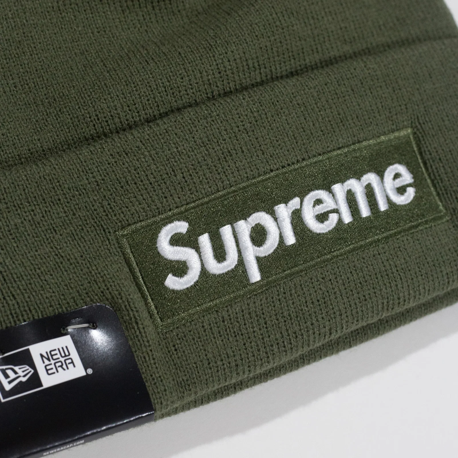 Touca Supreme Box Logo x New Era Olive — foto 2