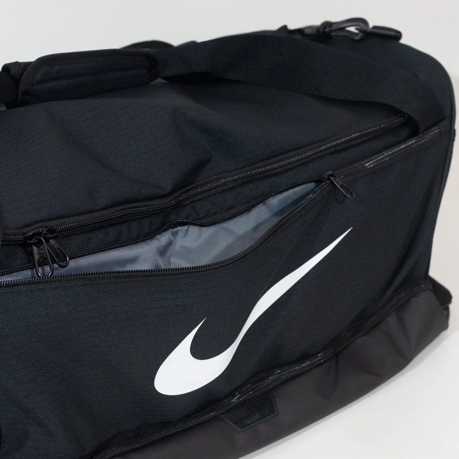 Bolsa Nike Brasilia Unissex 60 Litros em fundo neutro. — foto 4