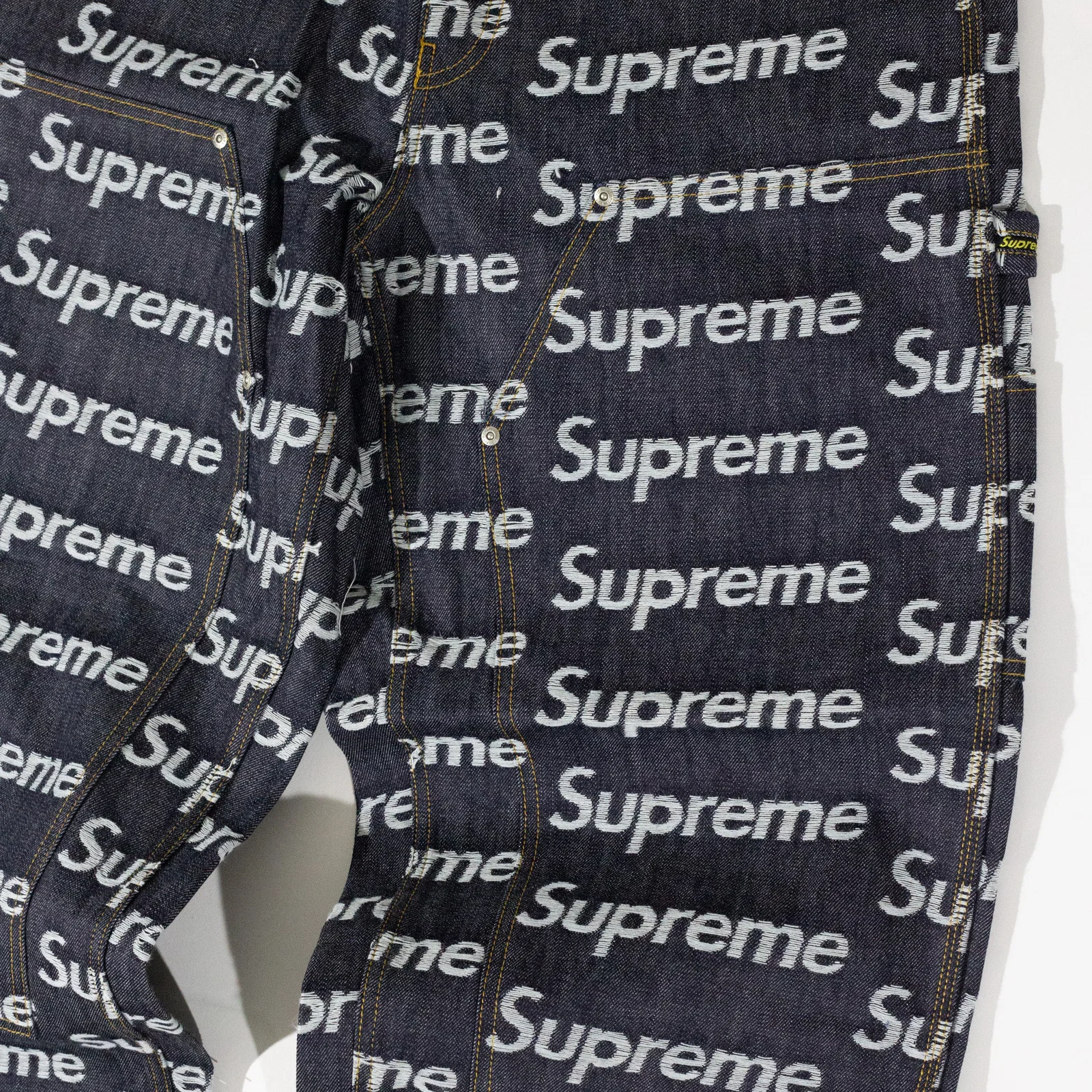 Calça Supreme jeans Jacquard Logos Double Azul — foto 7