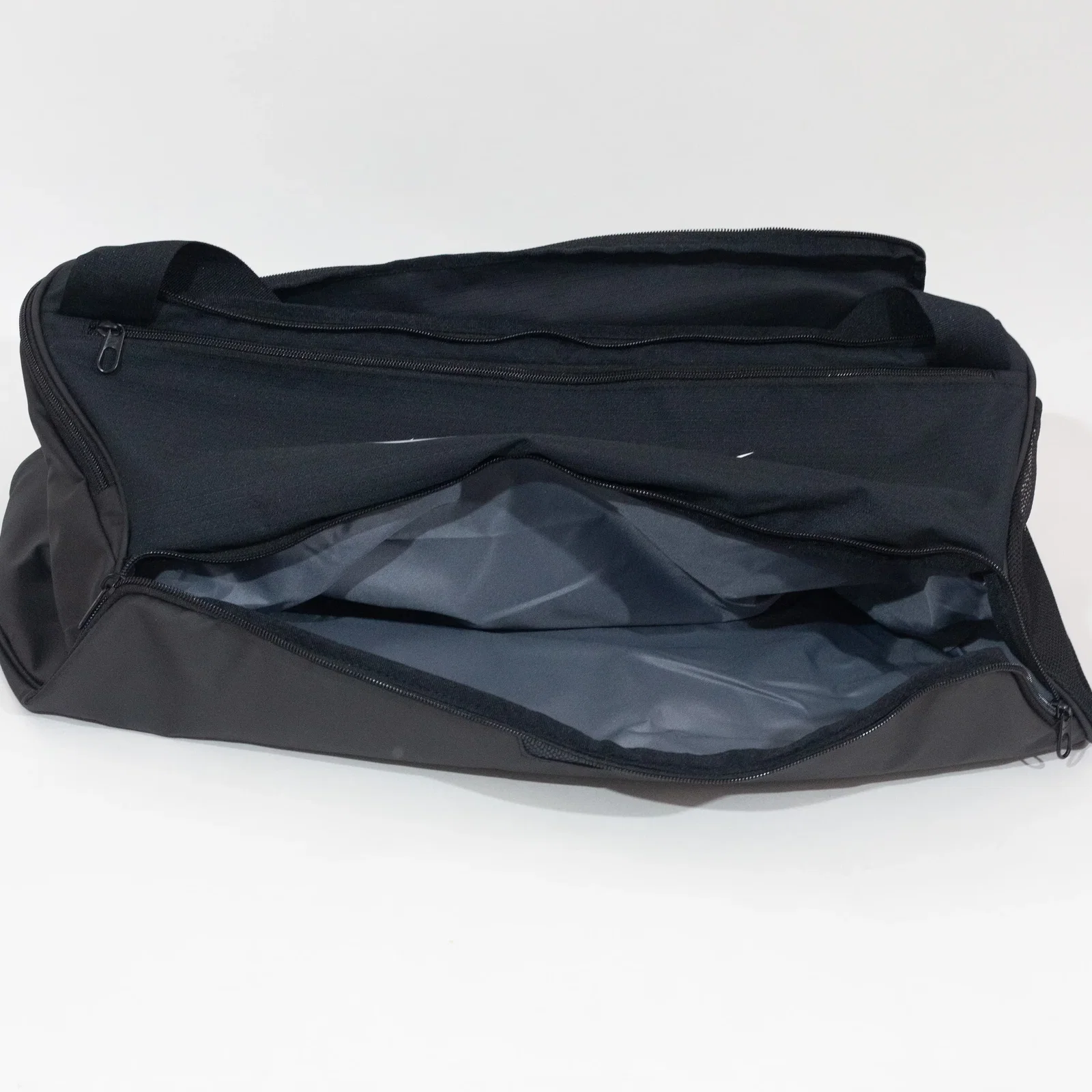 Bolsa Nike Brasilia Unissex 60 Litros em fundo neutro. — foto 3