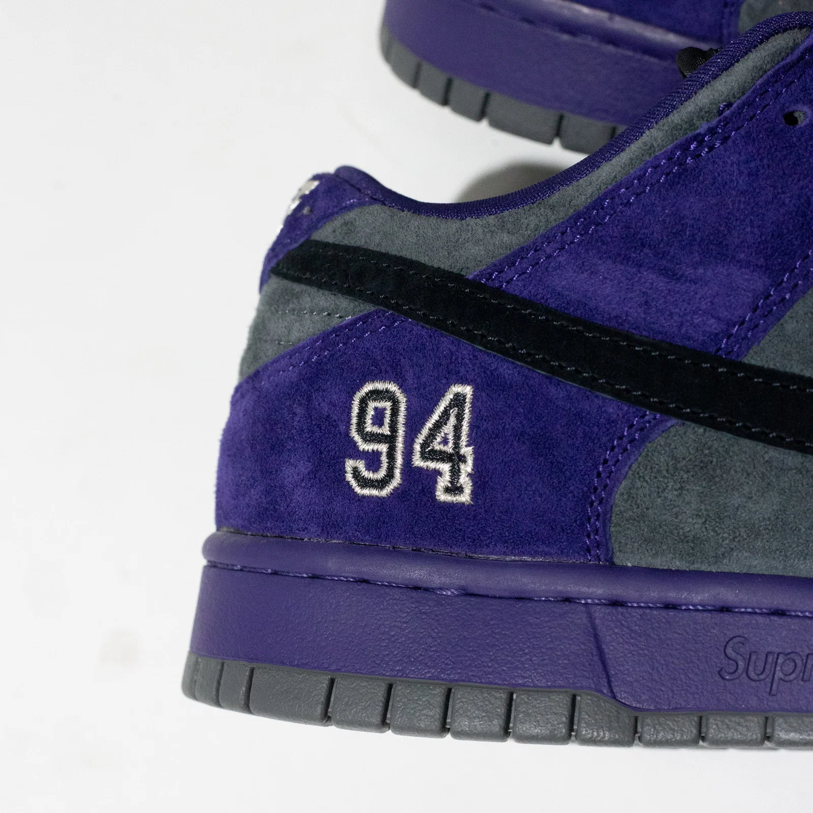 Nike x Supreme Dunk Low SB Roxo — foto 3