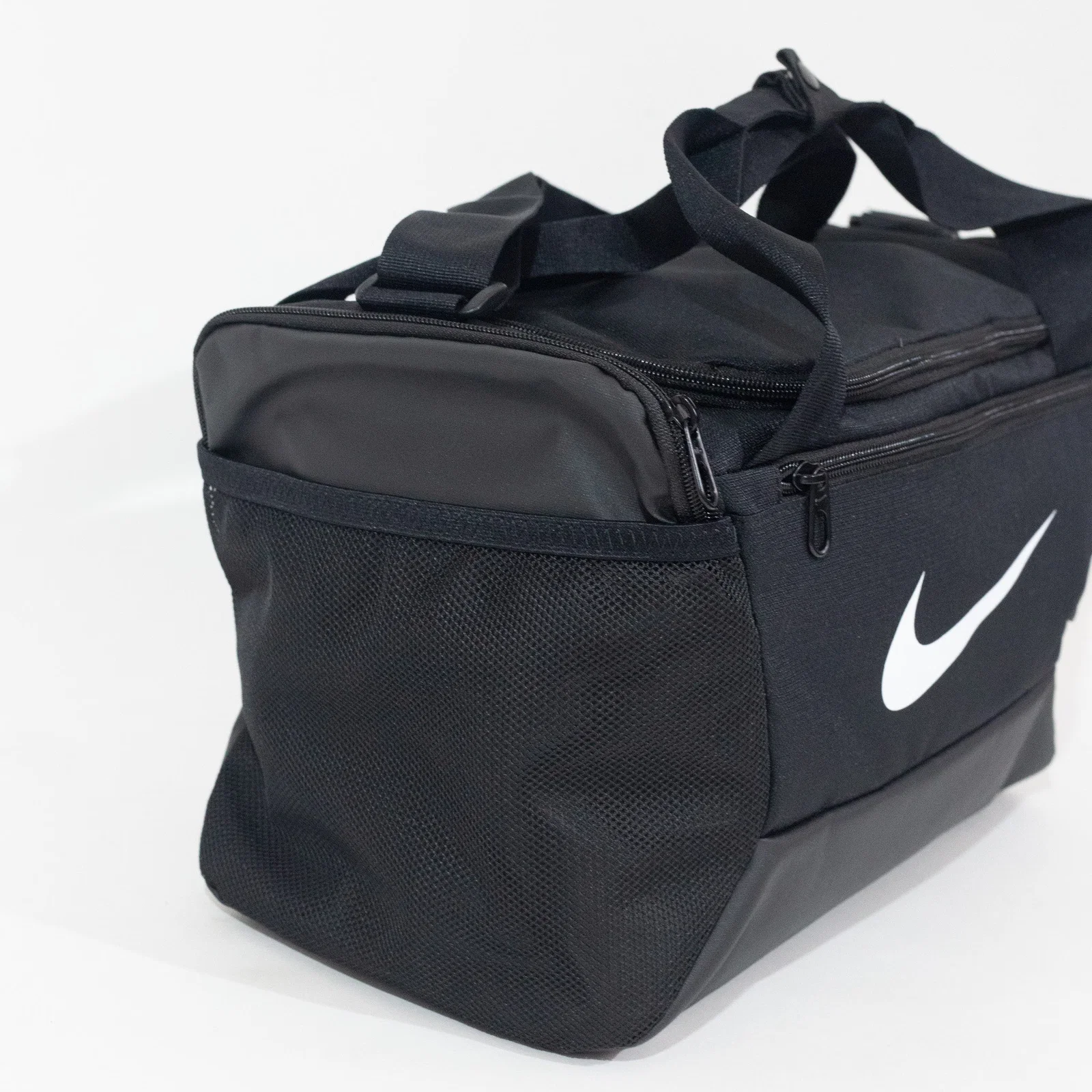 Bolsa Nike Brasilia Unissex 25 Litros em fundo neutro. — foto 3