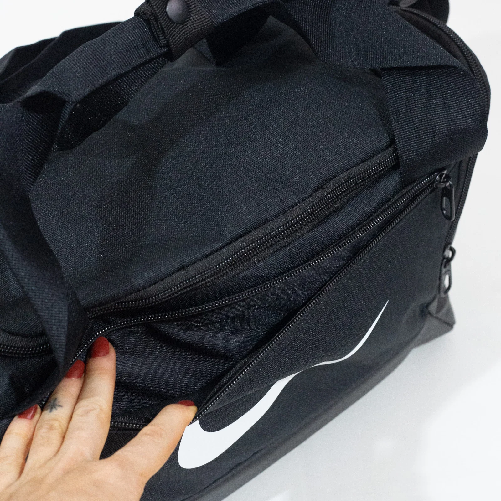 Bolsa Nike Brasilia Unissex 25 Litros em fundo neutro. — foto 4