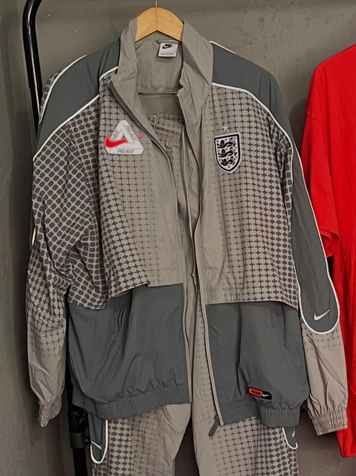 England x Palace x Nike Jaqueta Solo Swoosh Track Jacket Pewter Grey