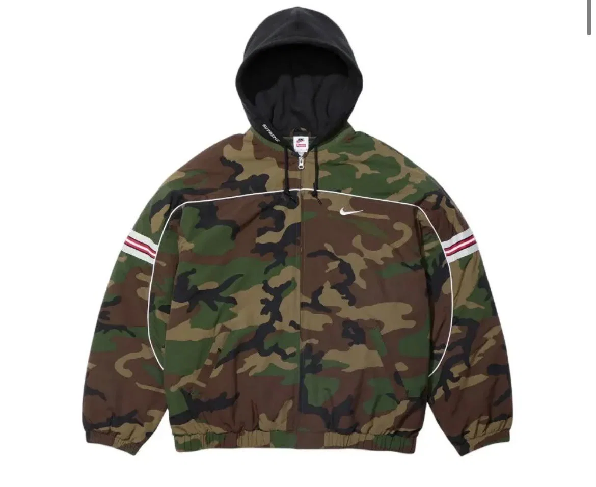 Nike x Supreme Jaqueta Nylon Hooded Woodland Camo FW26-W6