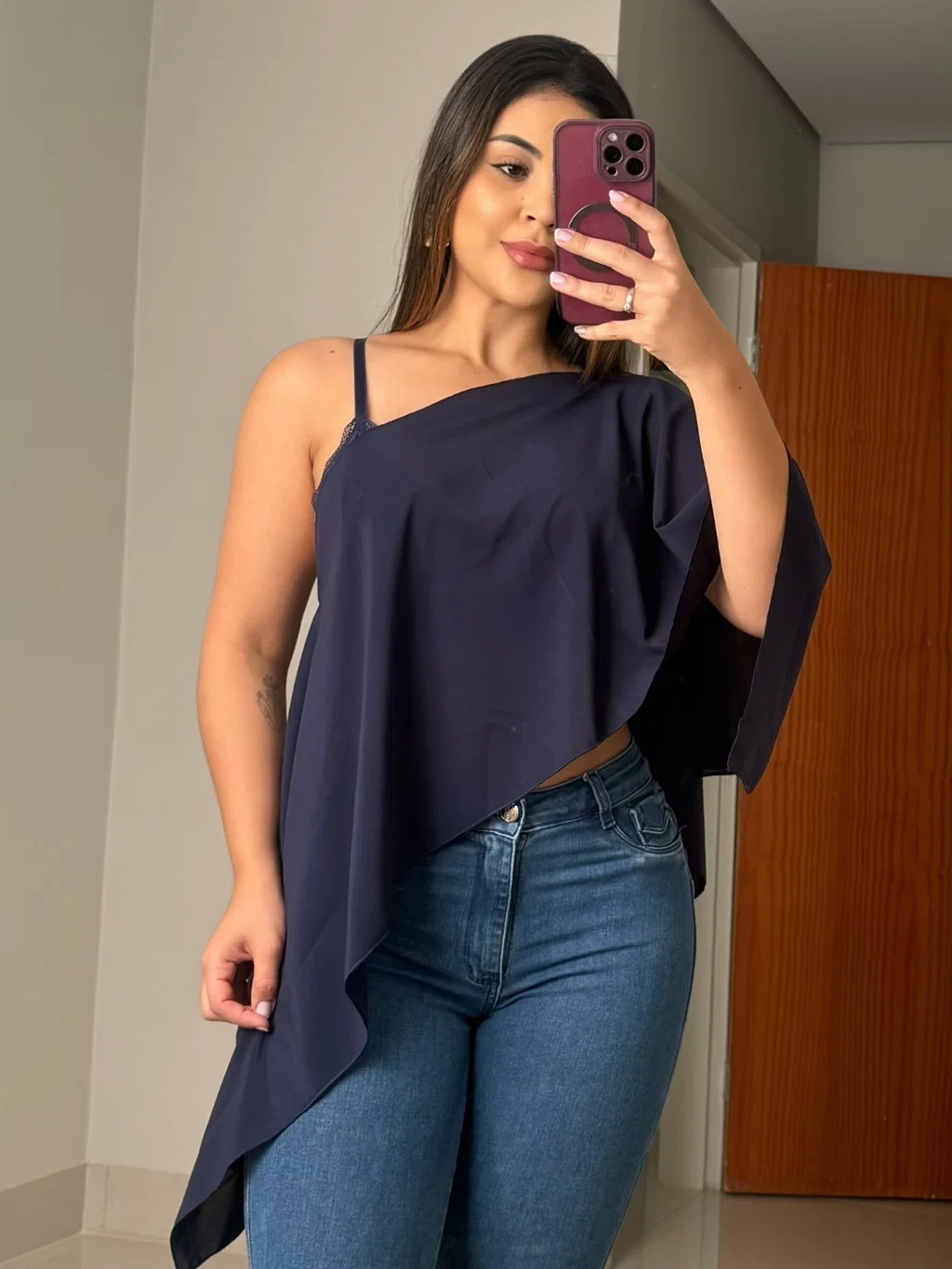 Blusa Nay em mosseline, modelo cropped multiformas.