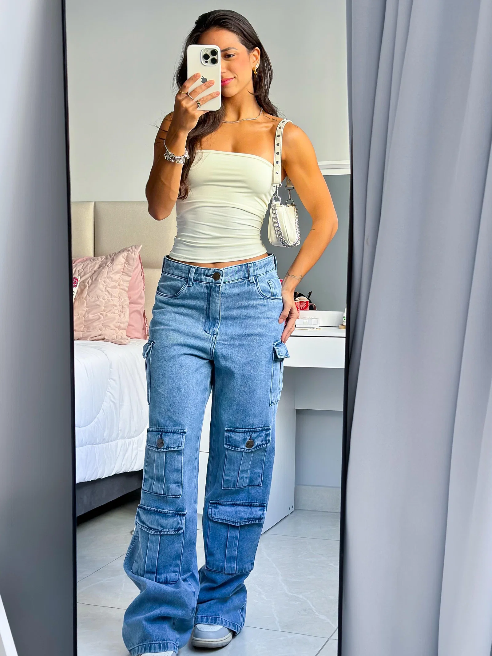Calça Cargo 06 Bolsos 46 em jeans azul claro com bolsos utilitários. — foto 3