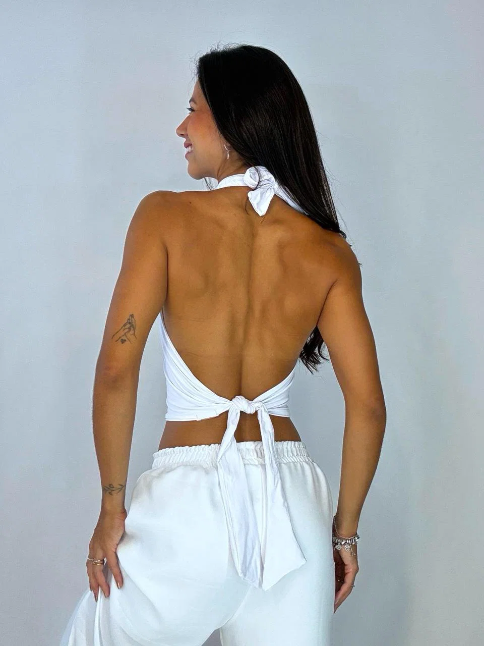 Blusa Frente Única Gola Alta em poliamida com gola alta. — foto 12
