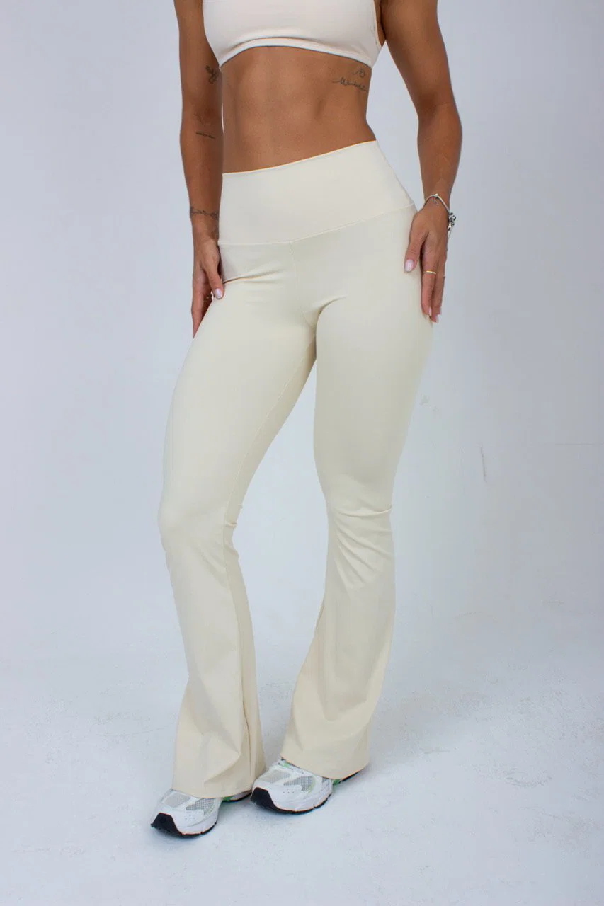 Calça Flare modelo ajustado com cintura alta e corte amplo. — foto 13