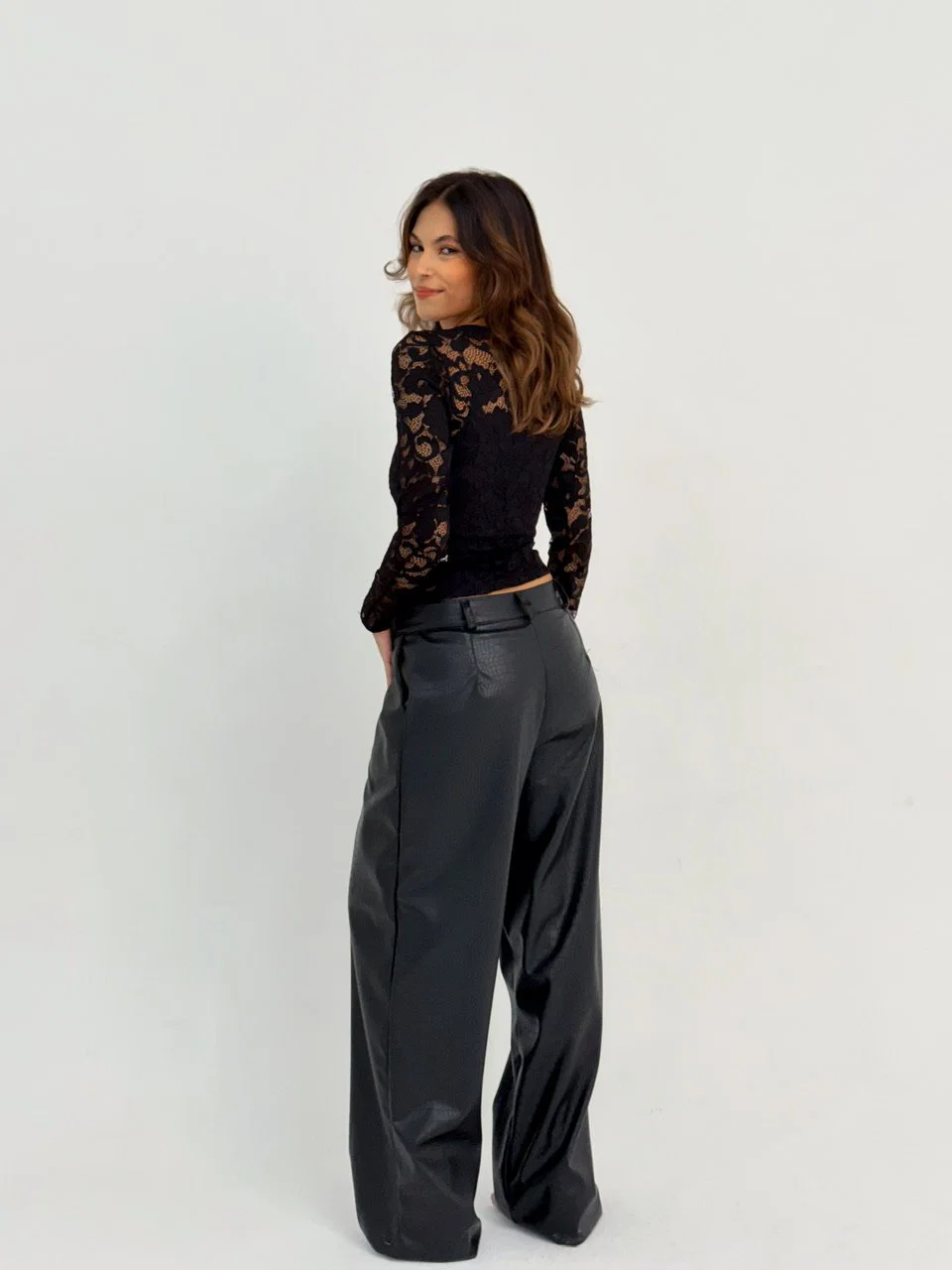 Calça de couro croc da Lus Store em destaque. — foto 6