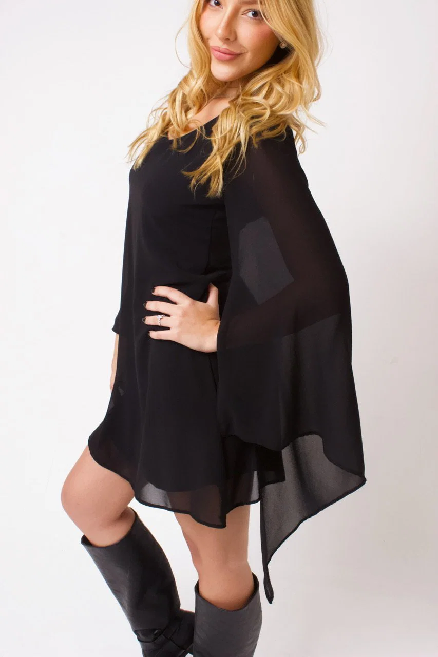 Vestido Lily leve e fluido com assimetria e transparência. — foto 4