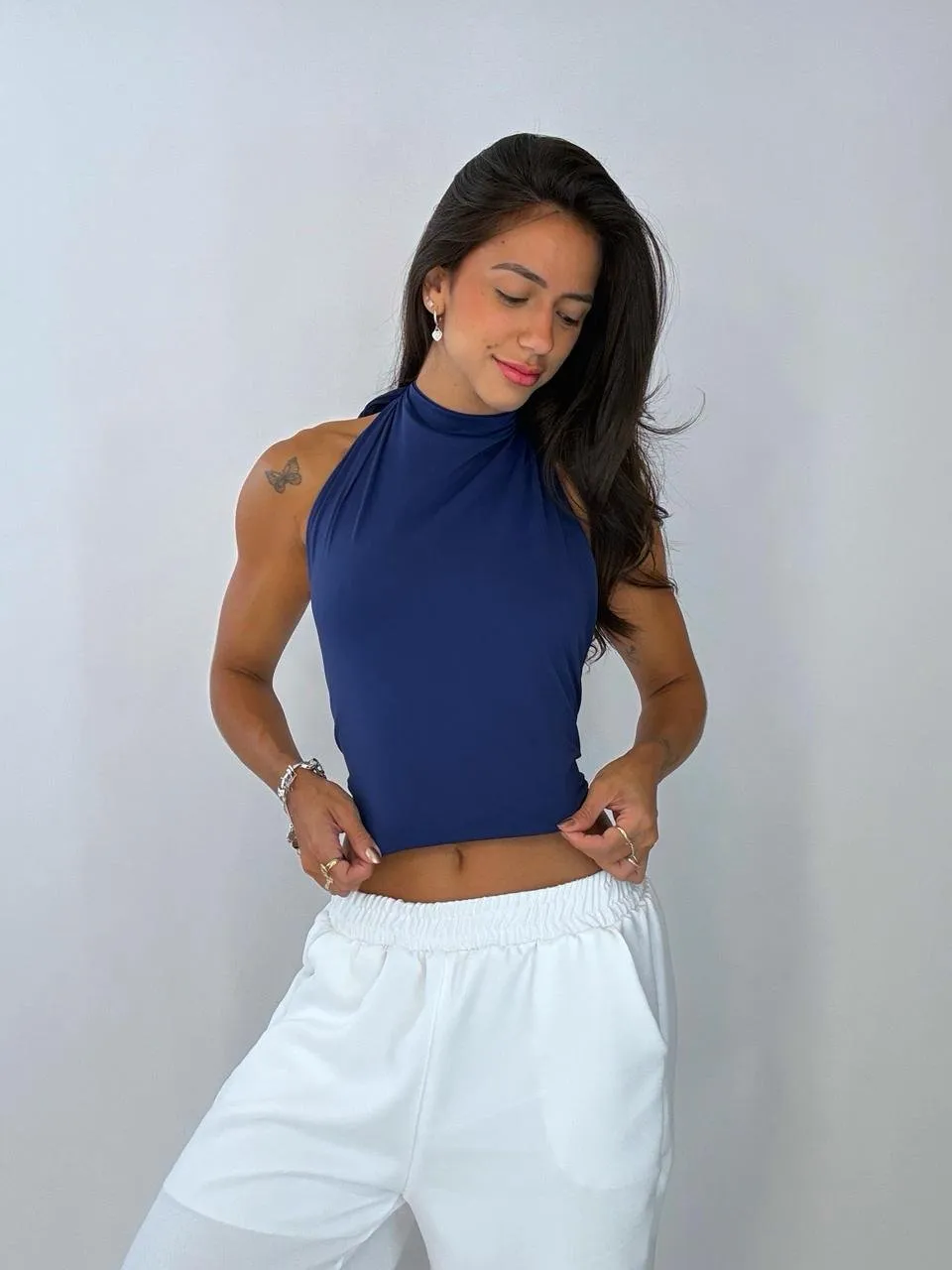 Blusa Frente Única Gola Alta em poliamida com gola alta. — foto 10