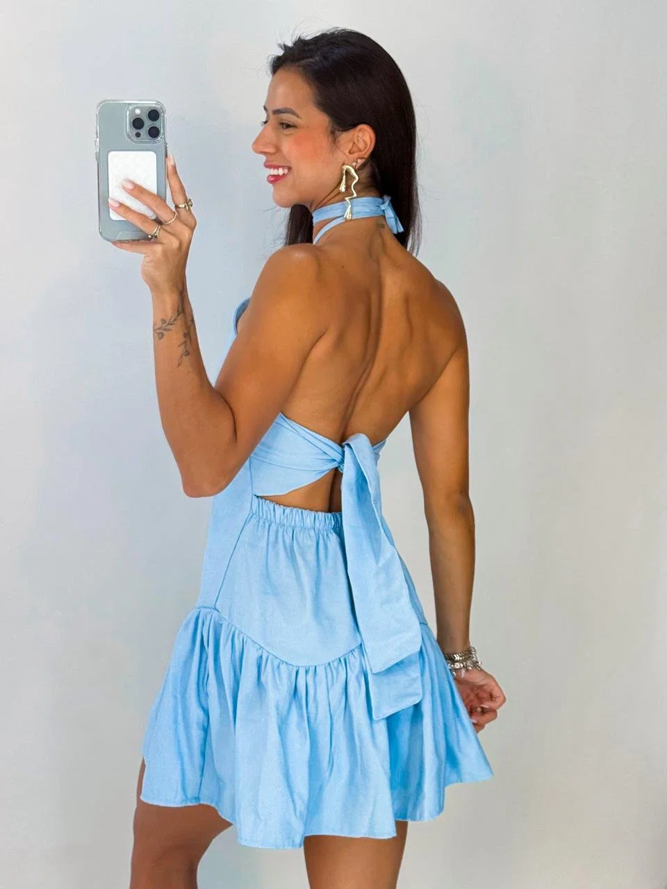 Vestido Serena em alfaitaria com decote e babado — foto 16