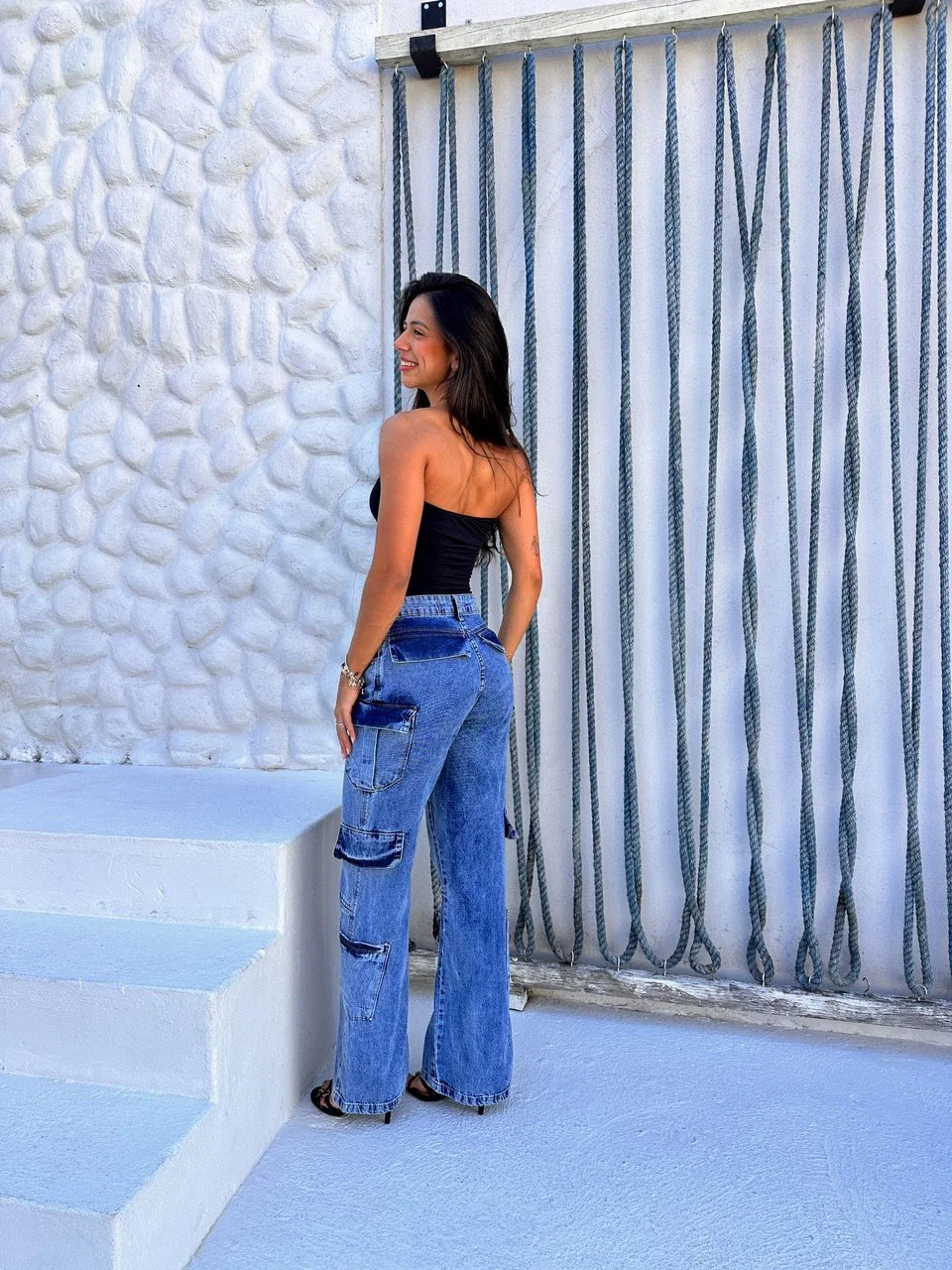 Calça jeans feminina cargo Max com 6 bolsos e modelagem wide leg. — foto 4
