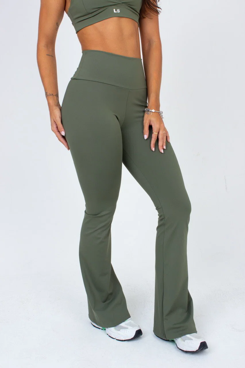 Calça Flare modelo ajustado com cintura alta e corte amplo. — foto 7