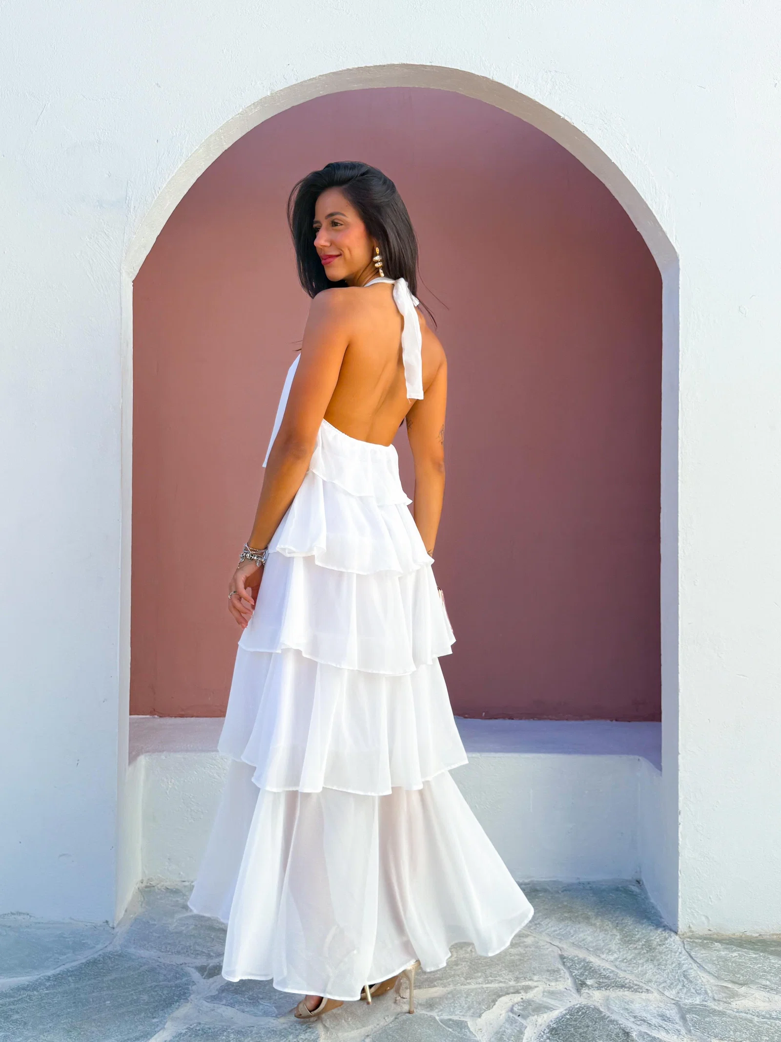 Vestido longo em camadas com decote halter e costas abertas. — foto 3