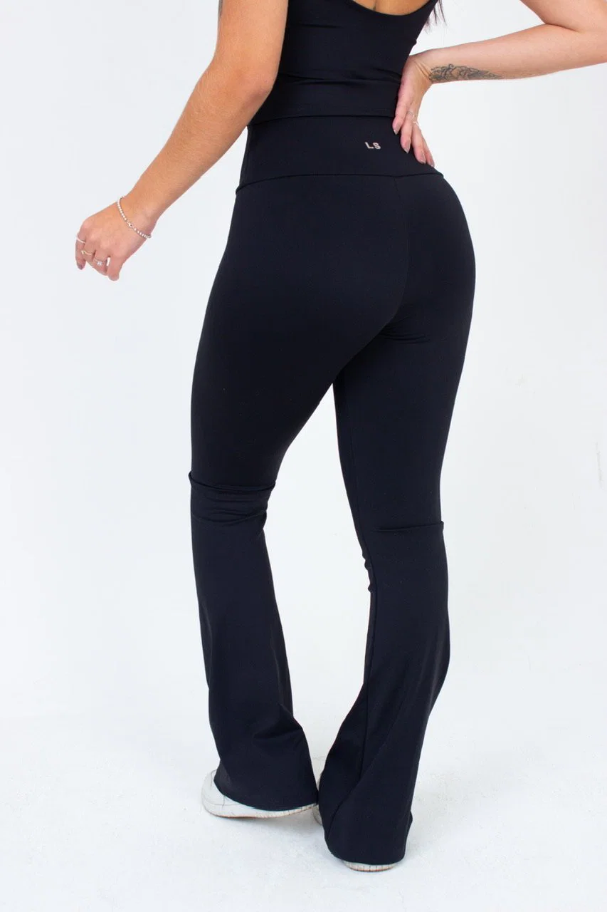 Calça Flare modelo ajustado com cintura alta e corte amplo. — foto 8