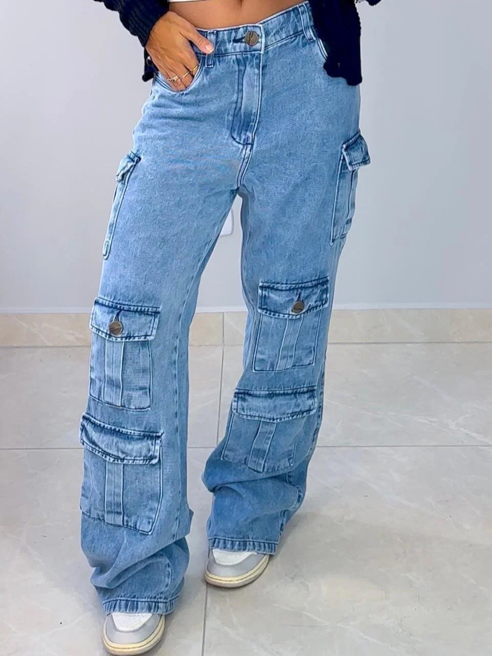 Calça Cargo 06 Bolsos 46 em jeans azul claro com bolsos utilitários. — foto 4