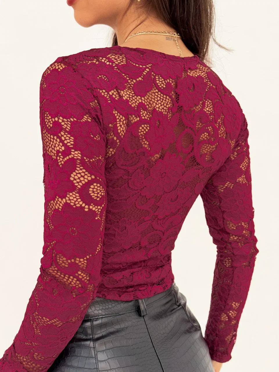 Blusa de renda manga longa delicada e sofisticada — foto 3