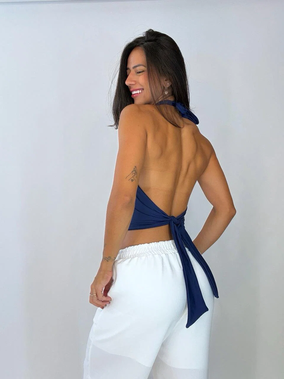 Blusa Frente Única Gola Alta em poliamida com gola alta. — foto 11