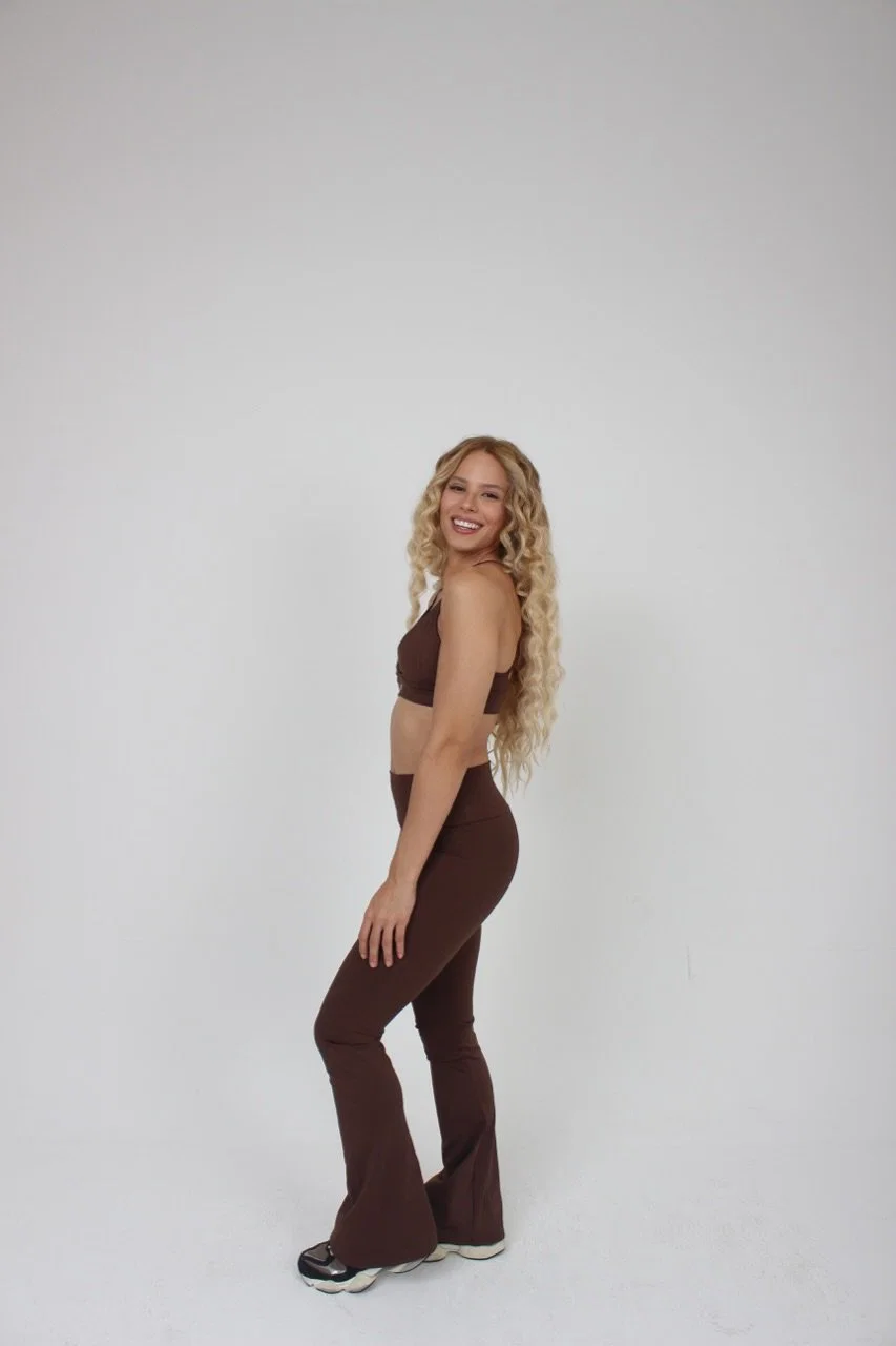 Calça Flare modelo ajustado com cintura alta e corte amplo. — foto 15