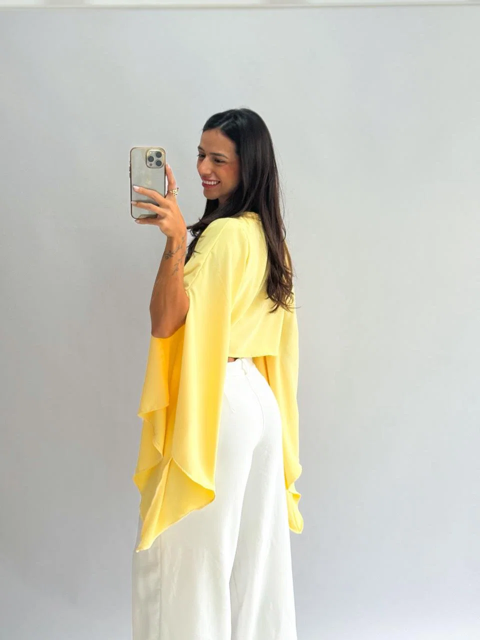 Bata morcego cropped em tecido crepe spandex nas cores preto e branco. — foto 7