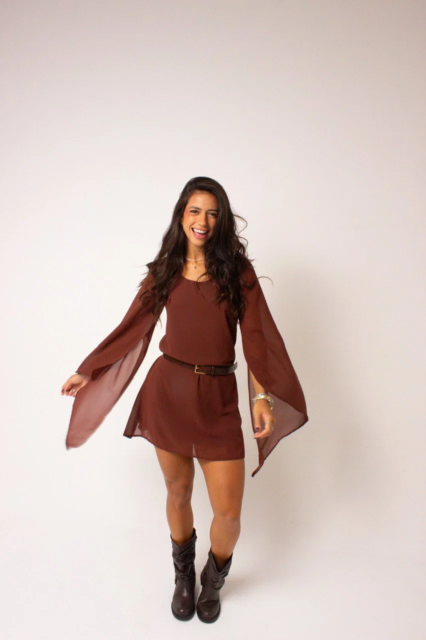 Vestido Lily leve e fluido com assimetria e transparência. — foto 5