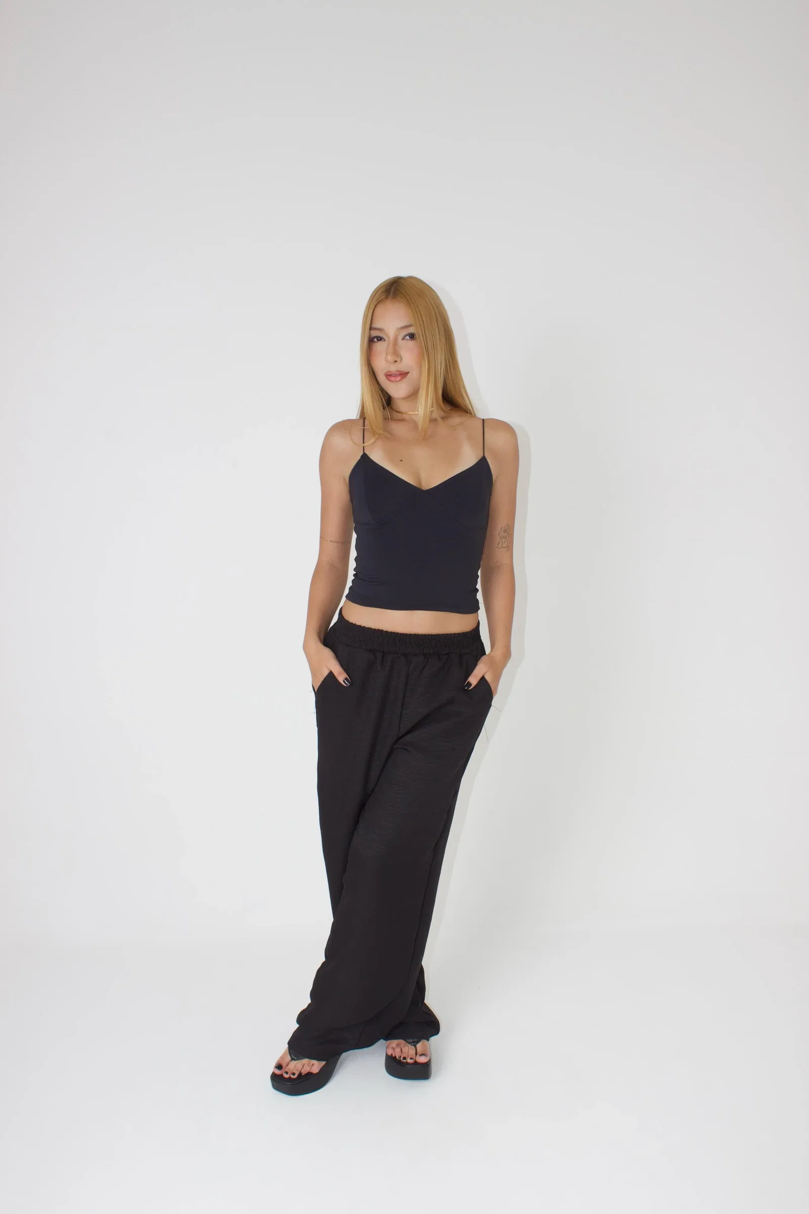 Blusa feminina de alcinha com decote em V da Lus Store. — foto 11