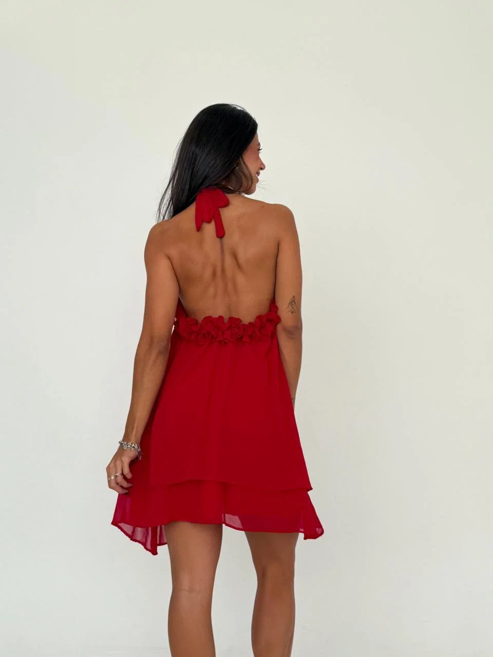 Vestido Búzios curto com babados e decote halter. — foto 18