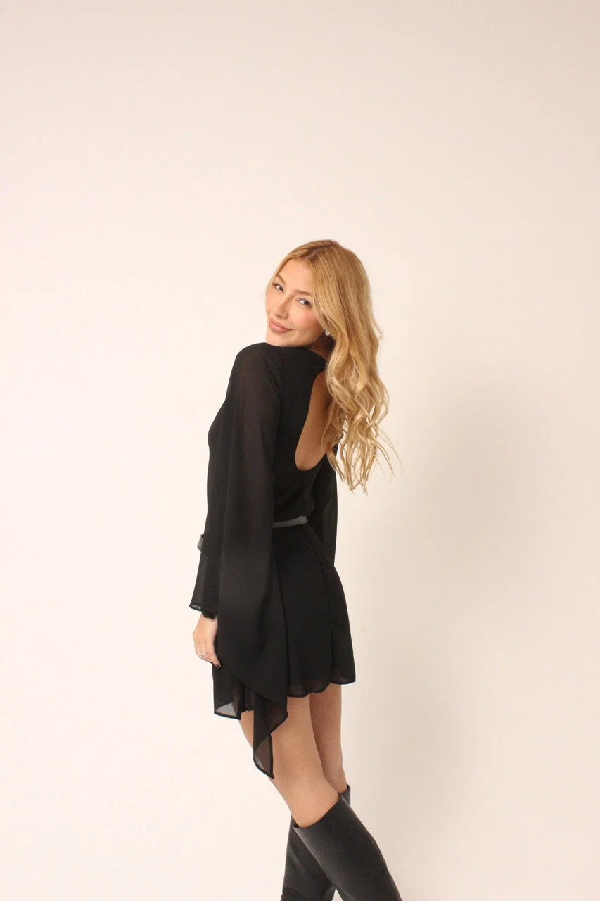 Vestido Lily leve e fluido com assimetria e transparência. — foto 9