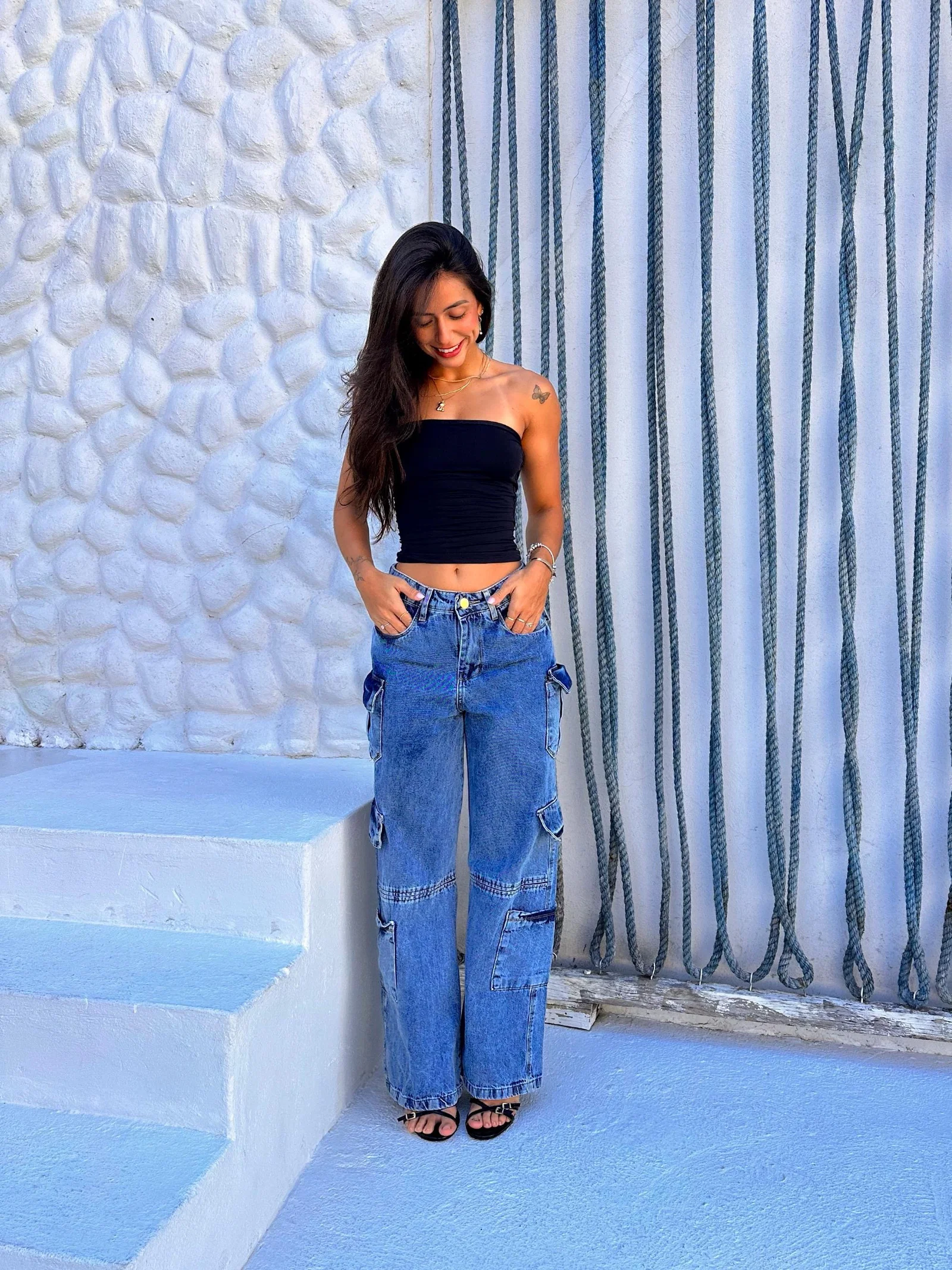 Calça jeans feminina cargo Max com 6 bolsos e modelagem wide leg. — foto 2
