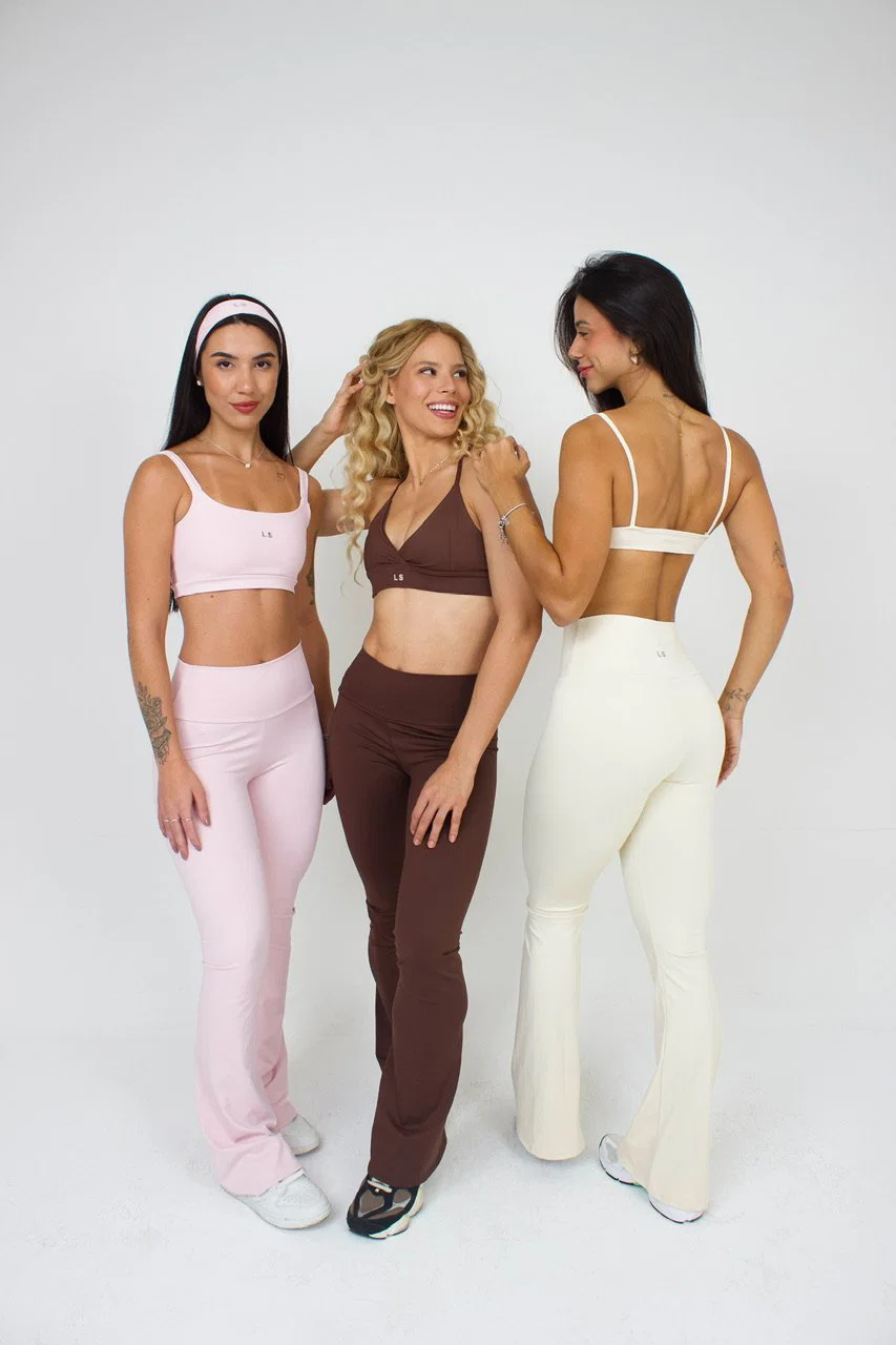 Calça Flare modelo ajustado com cintura alta e corte amplo. — foto 9