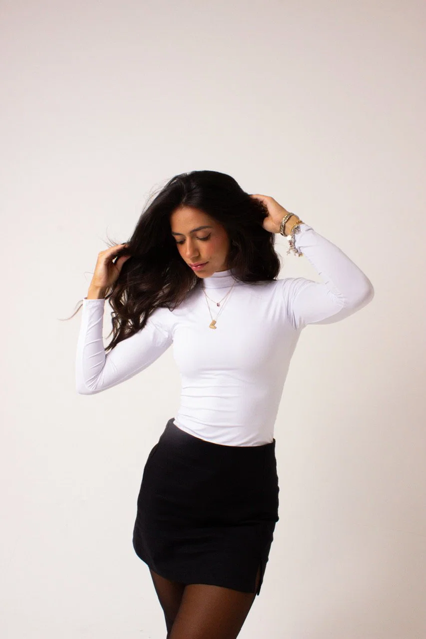 Blusa de manga longa gola alta da Lus Store em fundo neutro. — foto 5