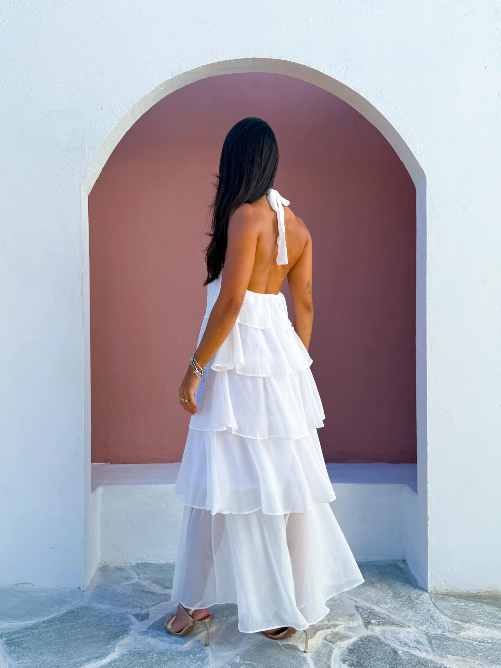 Vestido longo em camadas com decote halter e costas abertas. — foto 4