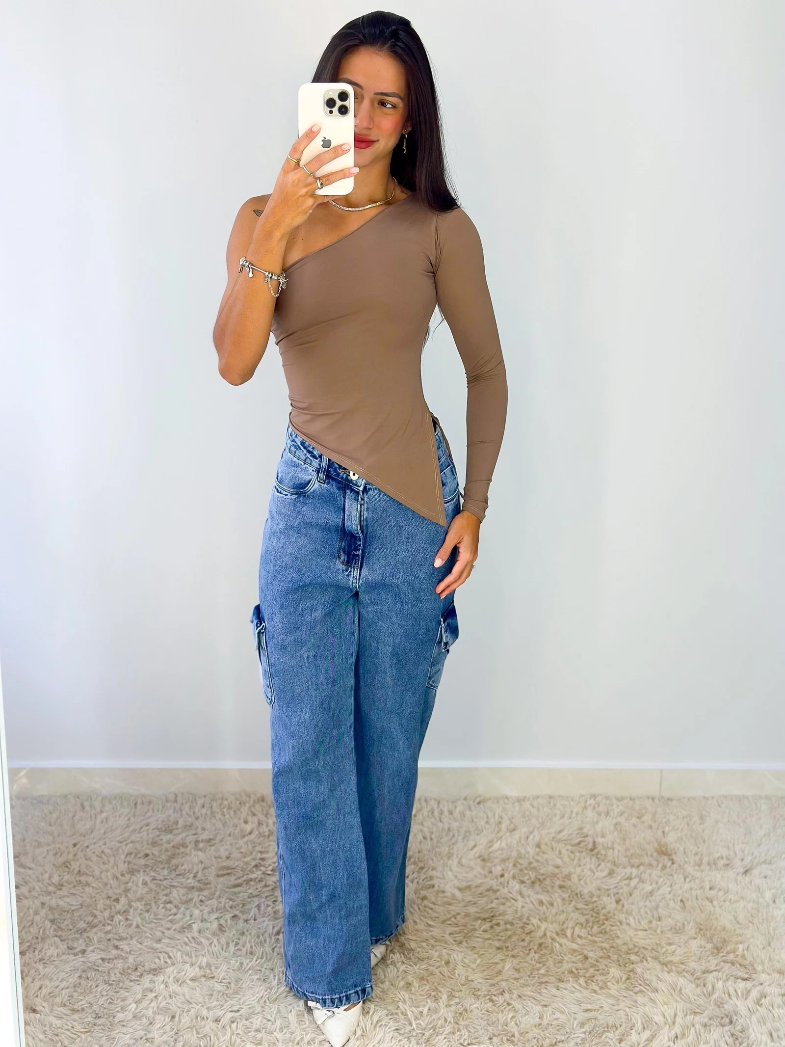 Calça Cargo Jeans Claro 44 com bolsos e fechamento de botão. — foto 3
