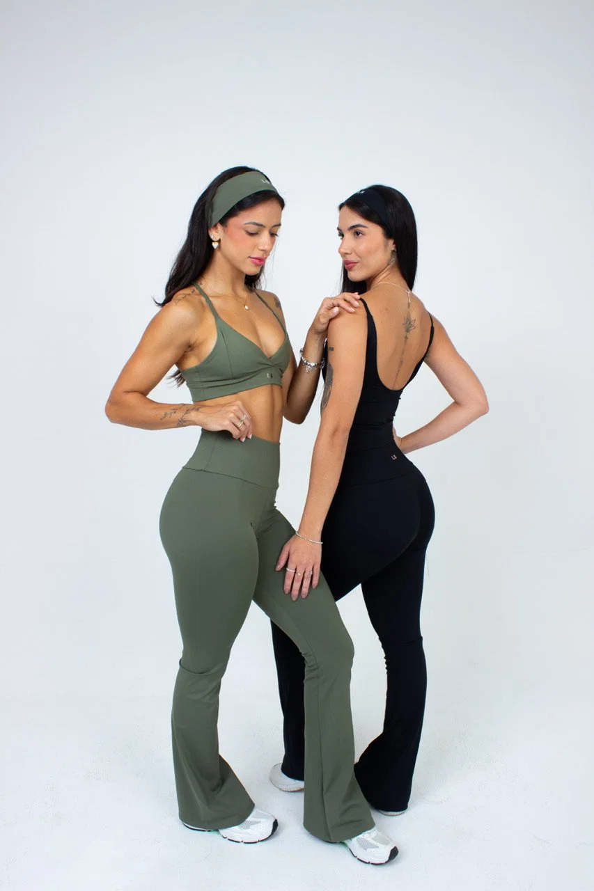 Calça Flare modelo ajustado com cintura alta e corte amplo. — foto 10