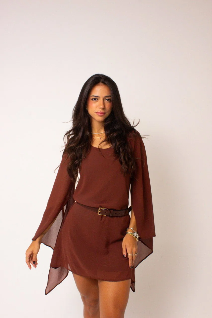 Vestido Lily leve e fluido com assimetria e transparência. — foto 7