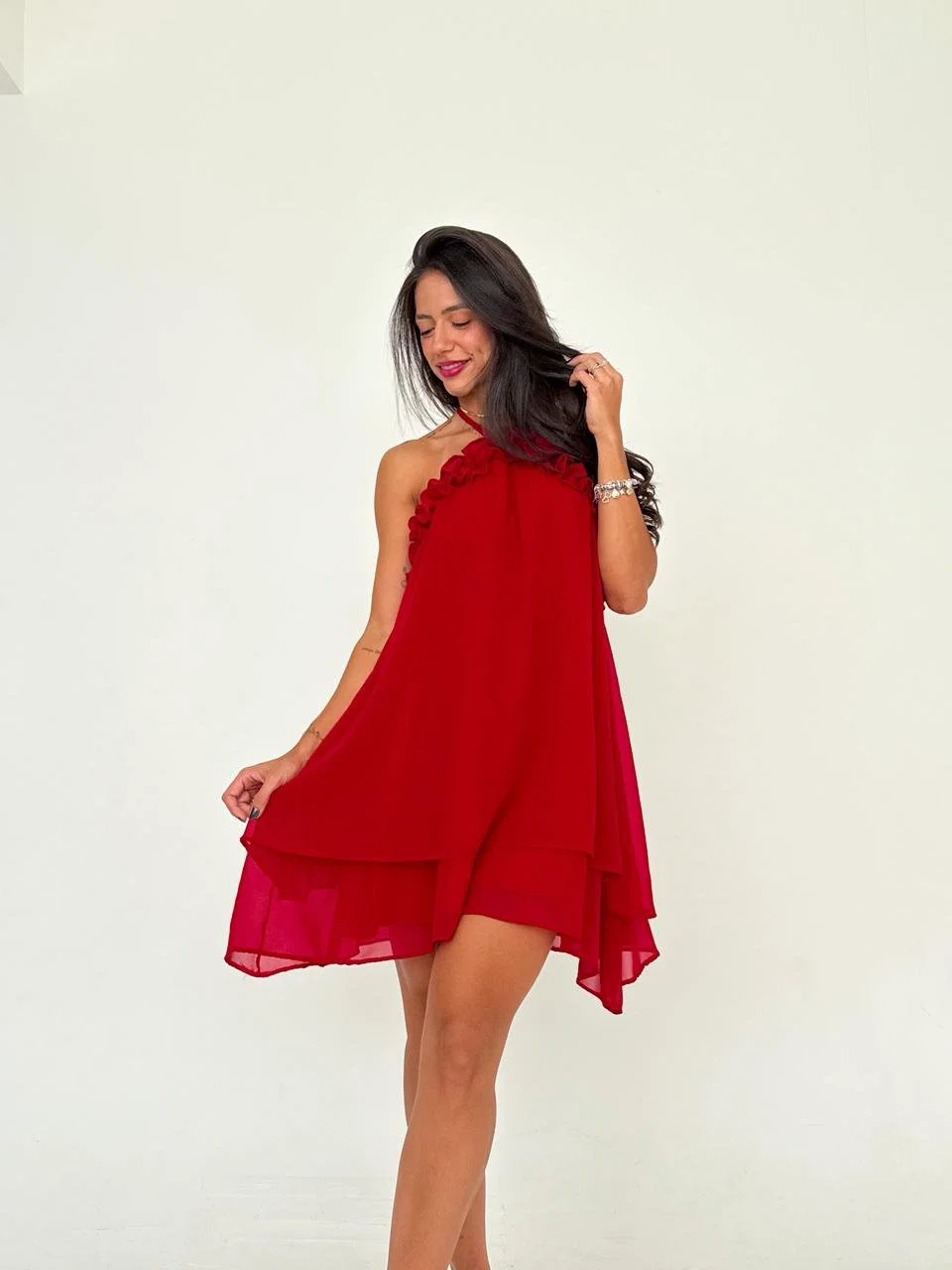 Vestido Búzios curto com babados e decote halter. — foto 17