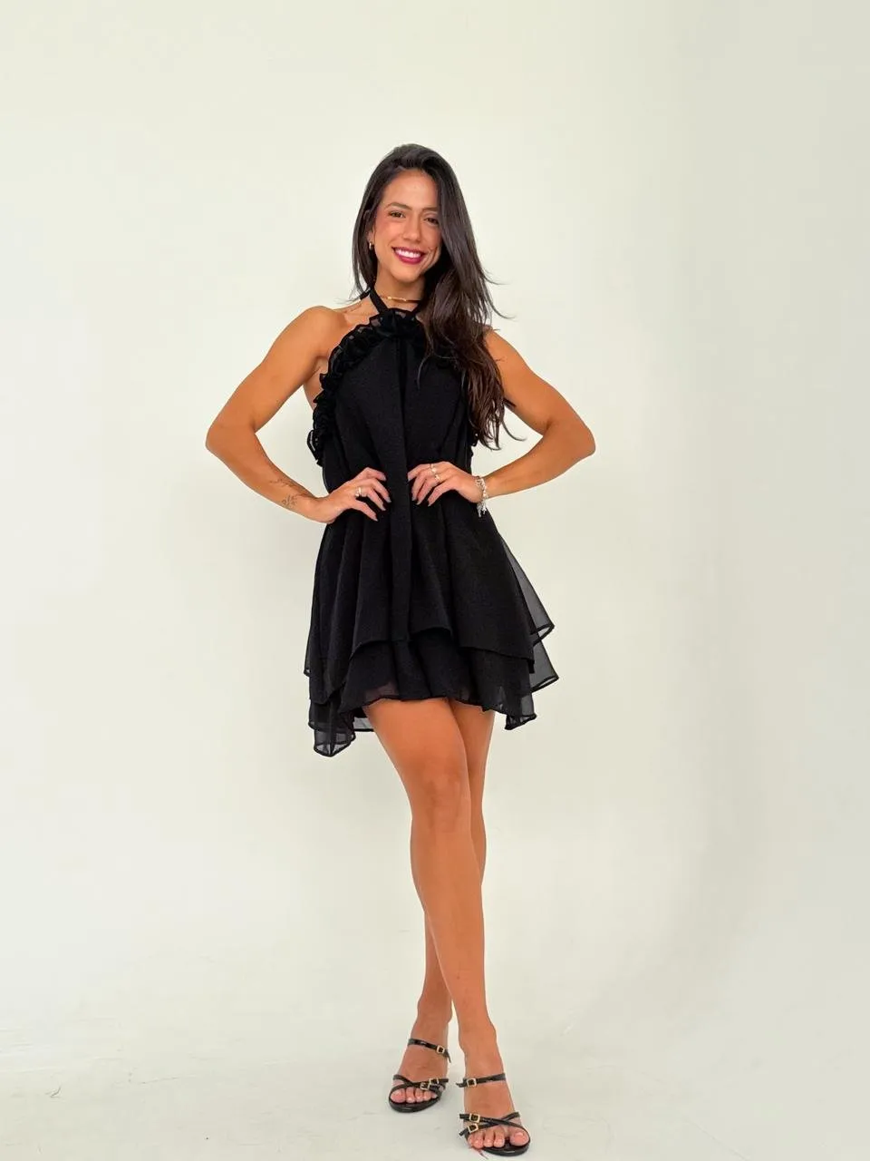 Vestido Búzios curto com babados e decote halter. — foto 15