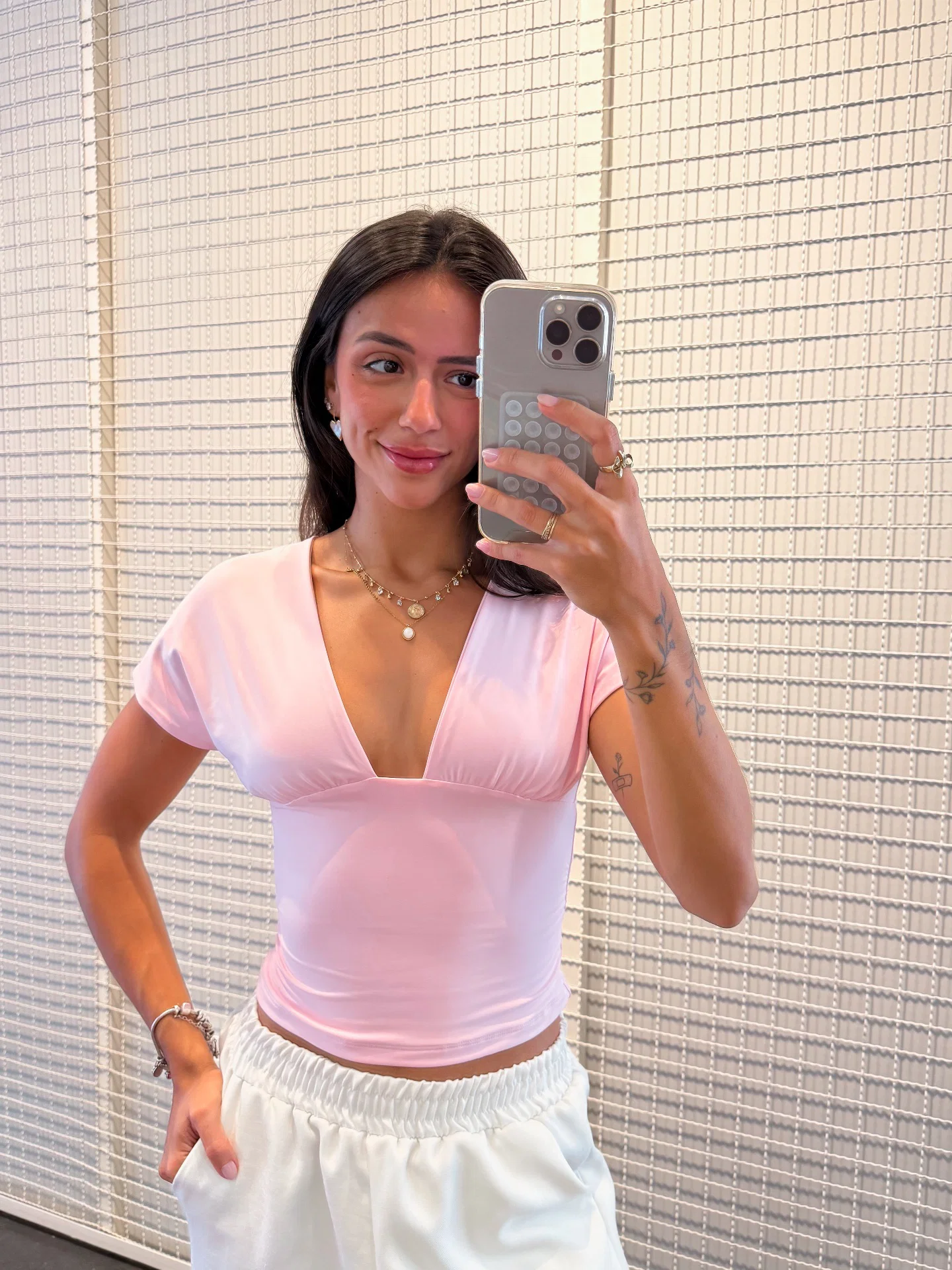 Blusa Decote V com Manga da Lus Store em fundo neutro. — foto 7