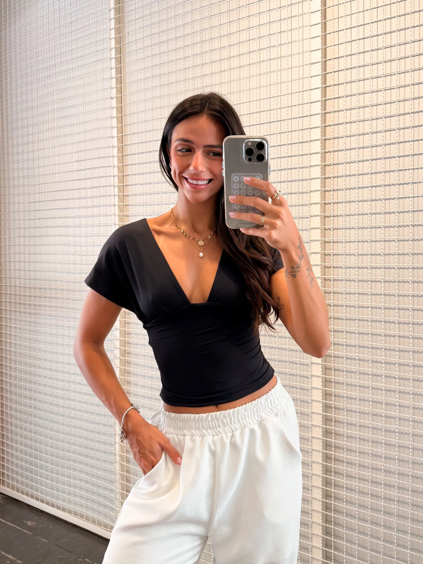 Blusa Decote V com Manga da Lus Store em fundo neutro. — foto 10