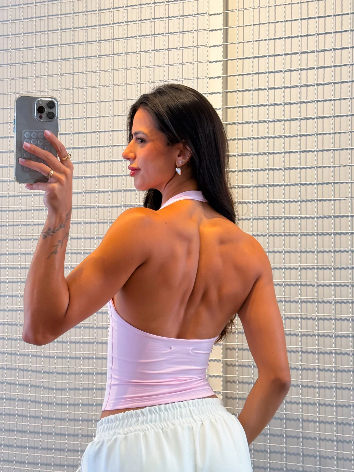 Blusa Lus frente única com decote cavado e barra arredondada — foto 15