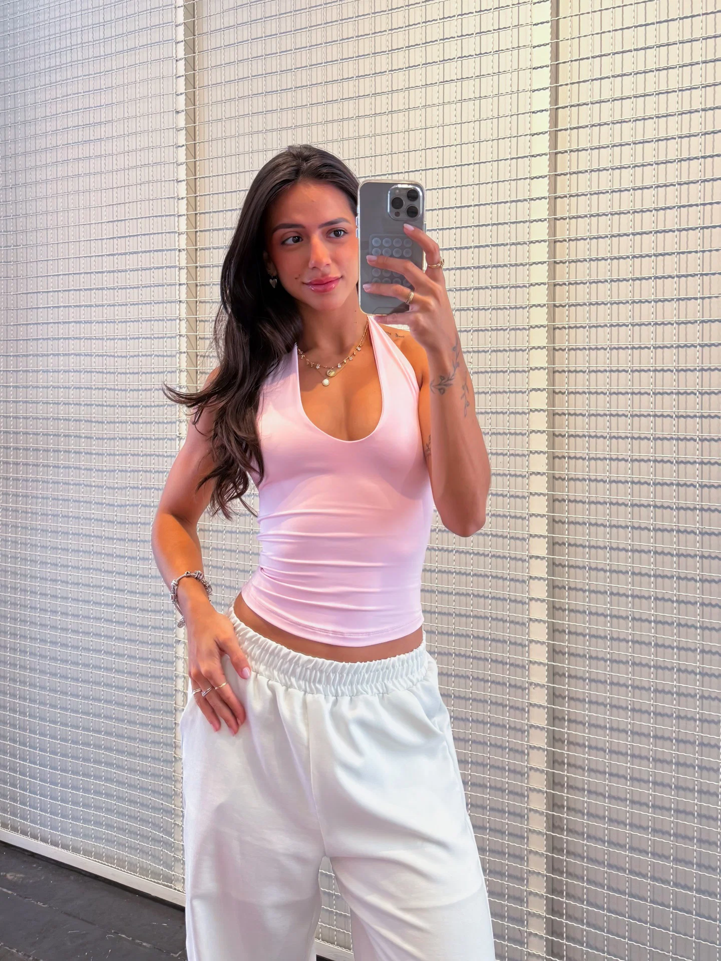 Blusa Lus frente única com decote cavado e barra arredondada — foto 16