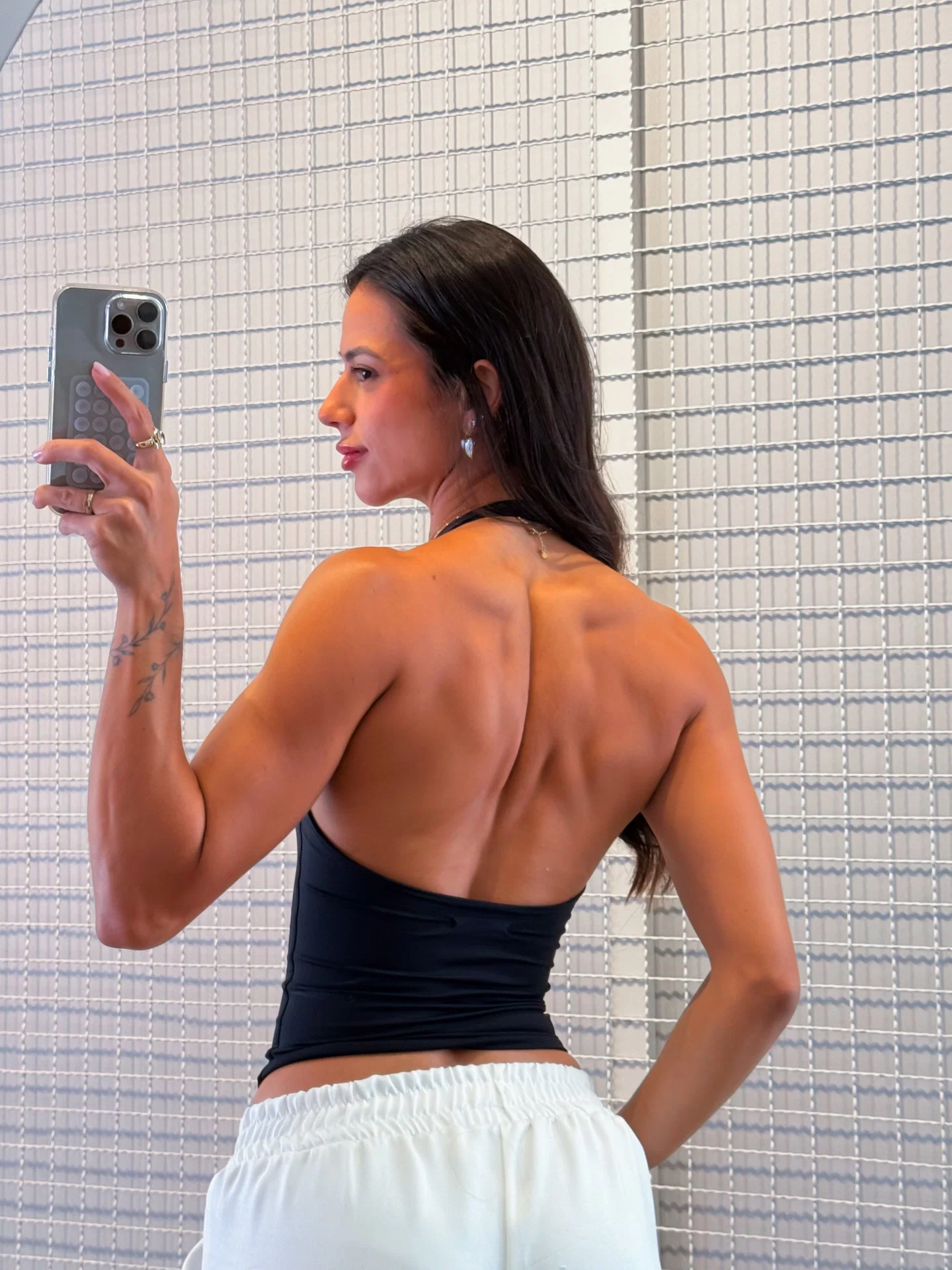 Blusa Lus frente única com decote cavado e barra arredondada — foto 9