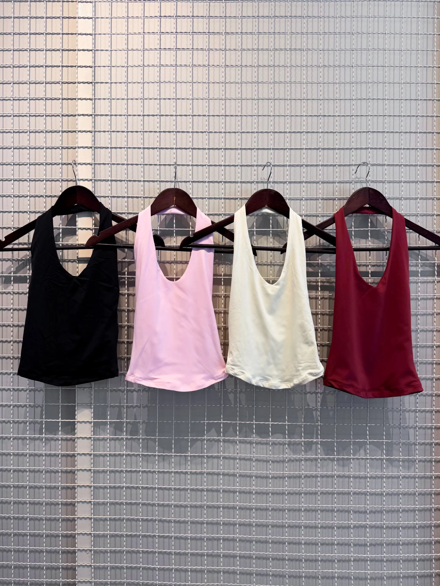 Blusa Lus frente única com decote cavado e barra arredondada — foto 17
