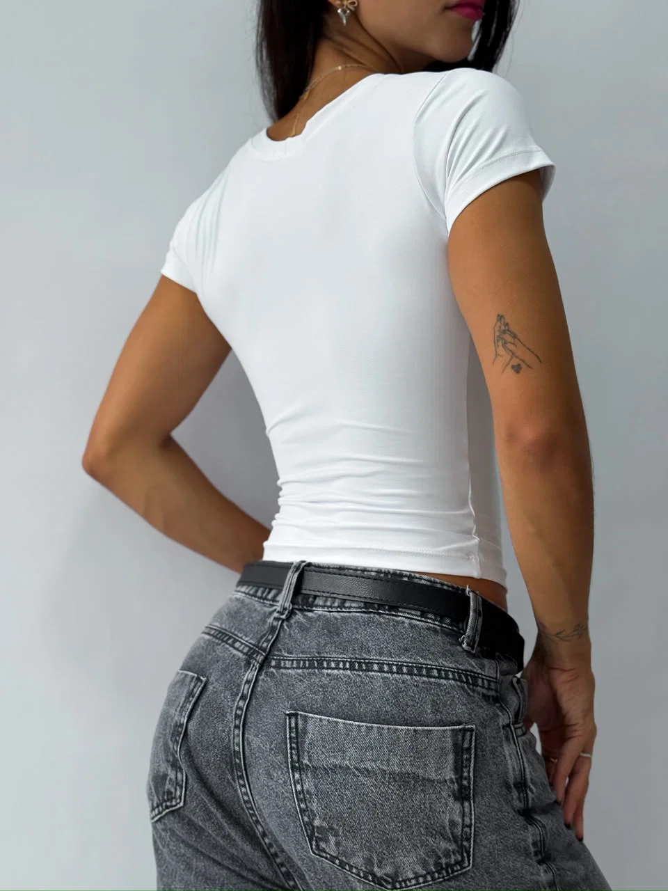 Camiseta Baby Look em poliamida com mangas curtas e ajustadas. — foto 10