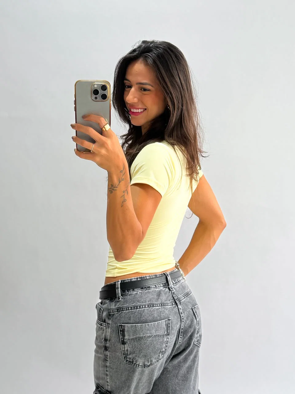 Camiseta Baby Look em poliamida com mangas curtas e ajustadas. — foto 12