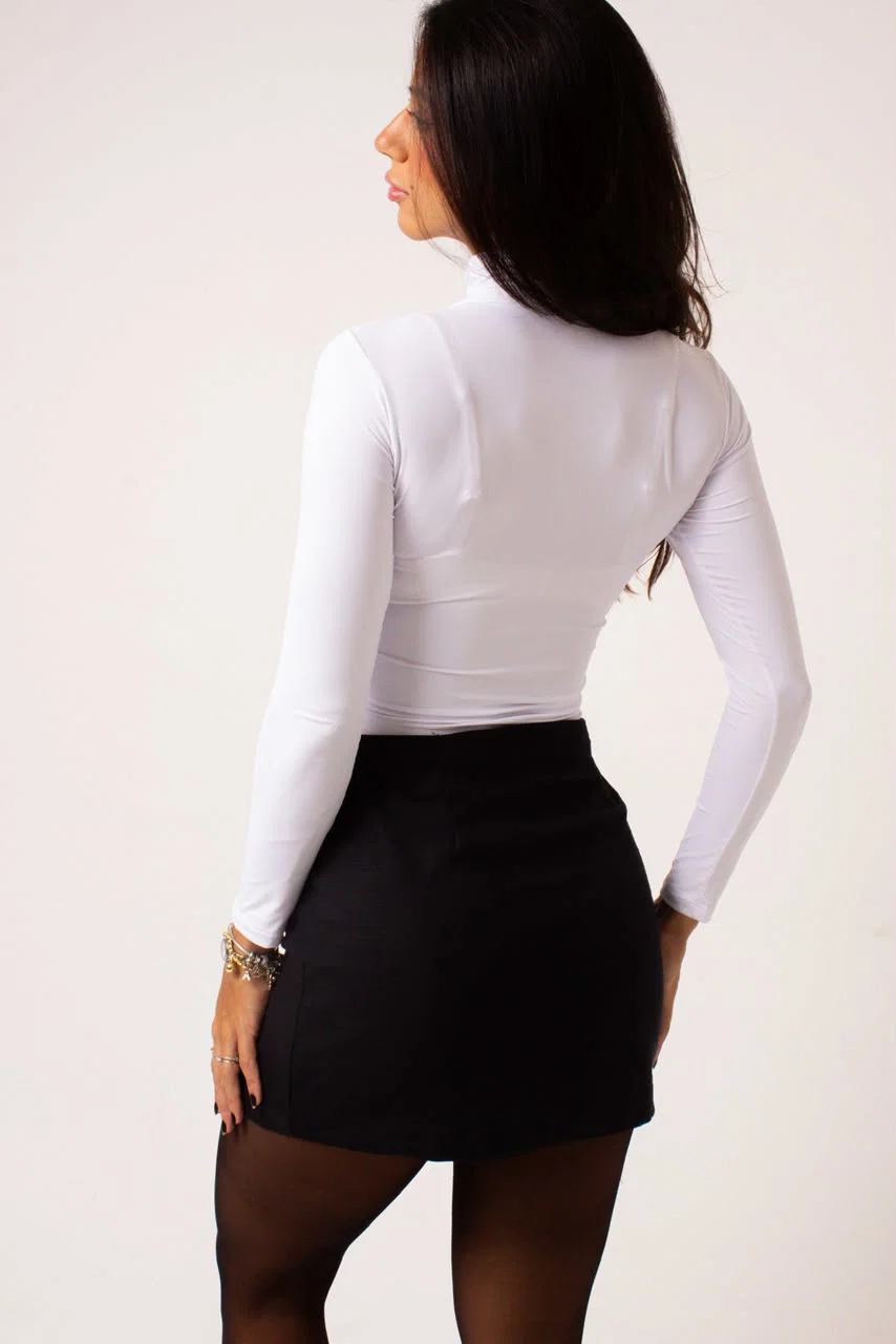 Blusa de manga longa gola alta da Lus Store em fundo neutro. — foto 8