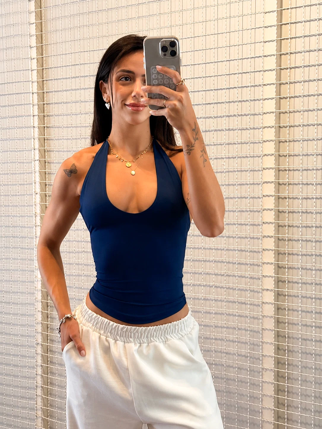 Blusa Lus frente única com decote cavado e barra arredondada — foto 2